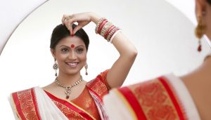 सिंदूर लगाते समय रखें ध्यान तो पति बनेंगे भाग्यवान ! सिंदूर लगाते समय रखें ध्यान तो पति बनेंगे भाग्यवान !