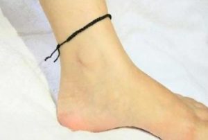 जानें क्यों पैरों में पहनते हैं काला धागा?